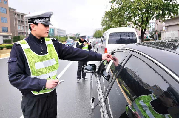 如果交警正对你停在路边的车拍照，千万别争辩