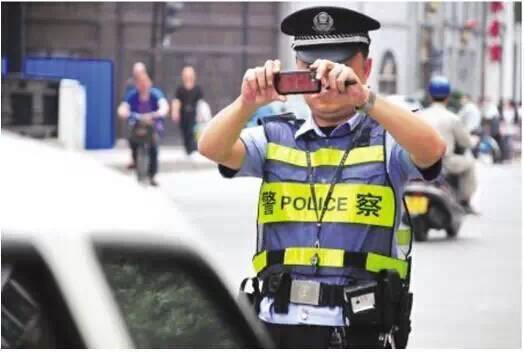 如果交警正对你停在路边的车拍照，千万别争辩